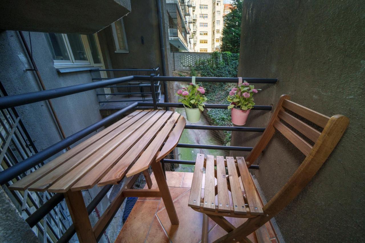 Dlouha Apartment With Balcony Prága Kültér fotó