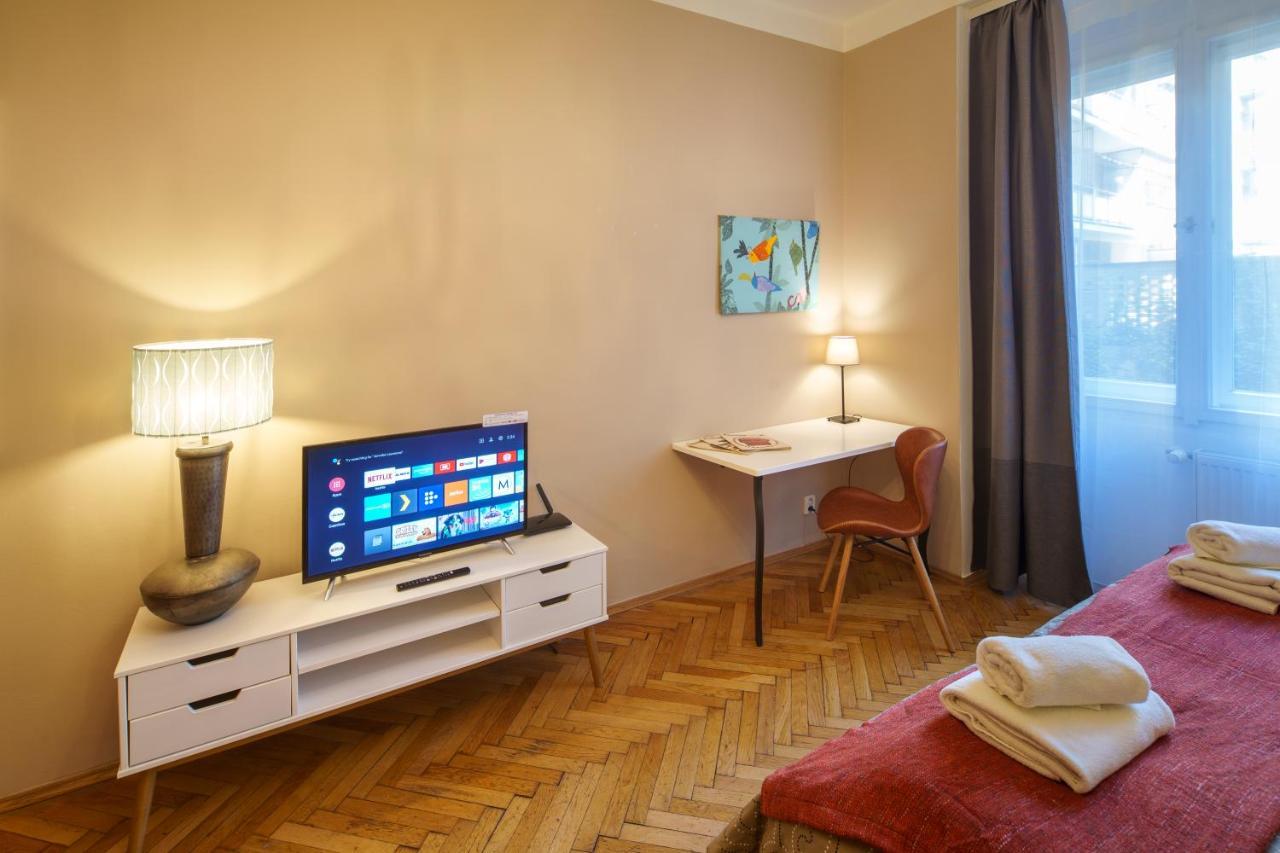 Dlouha Apartment With Balcony Prága Kültér fotó