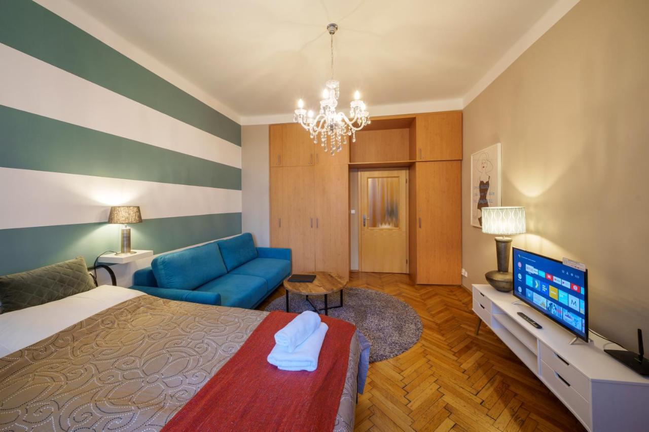 Dlouha Apartment With Balcony Prága Kültér fotó